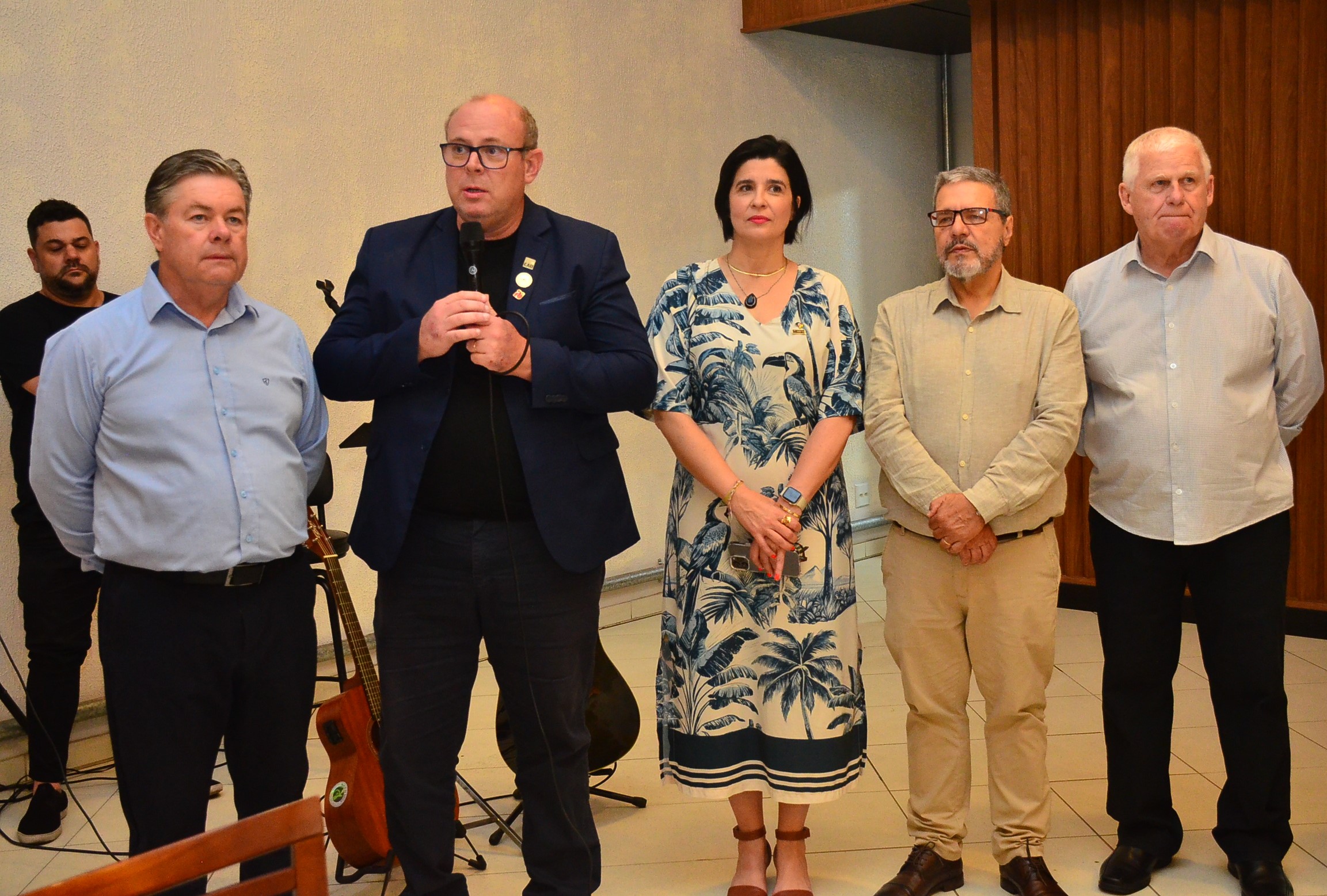 Lideranças dos conselhos profissionais e associados reunidos para homenagear o Dia do Engenheiro e o Dia do Arquiteto e Urbanista